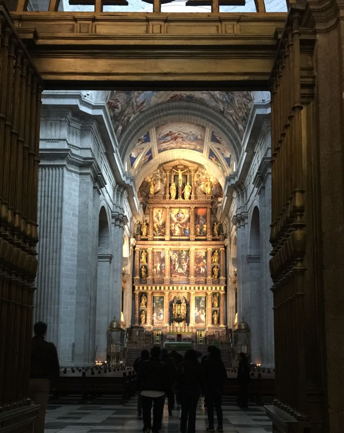 interior-of-basilica-monasterio-san-lorenzo-escorial-spain_l